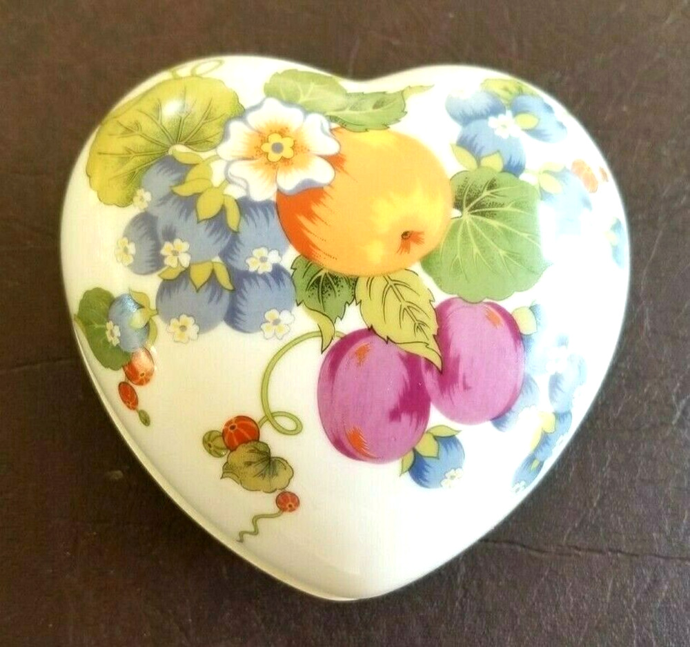 Esteè Lauder Mountain Garden Porcelain Heart Shaped Trinket Dish Vintage 5x3.5"